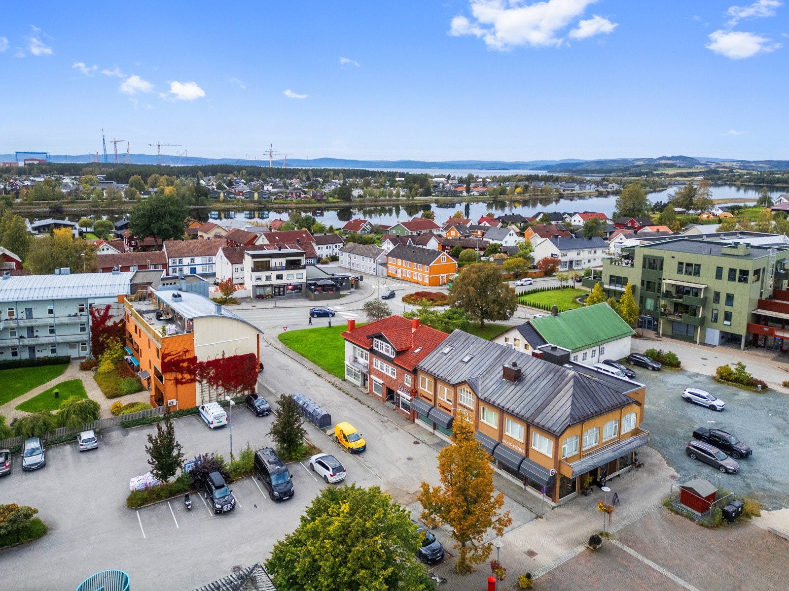 Kombinasjonseiendom (bolig/næring) med kort veg til alle fasiliteter. Galleribilde