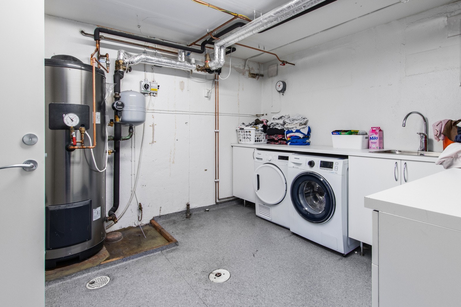 Full kjeller med bl.a. vaskerom, treningsrom, boder, toalettrom m.m. Galleribilde