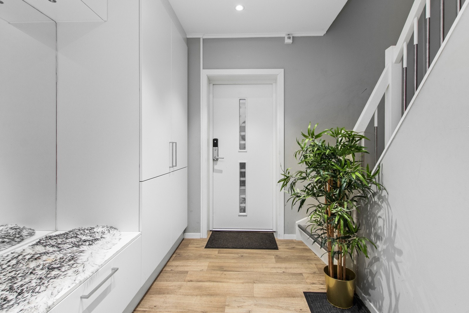 Praktisk entrè/inngangsparti til leiligeten fra bakgårds-siden, utstyrt med garderobeskap. Galleribilde