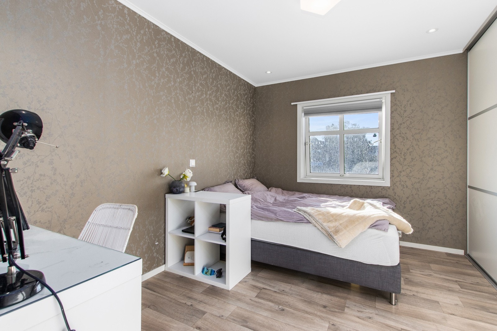 Soverom 12,5m². Skyvedørsgarderobe medfølger i handelen. Galleribilde