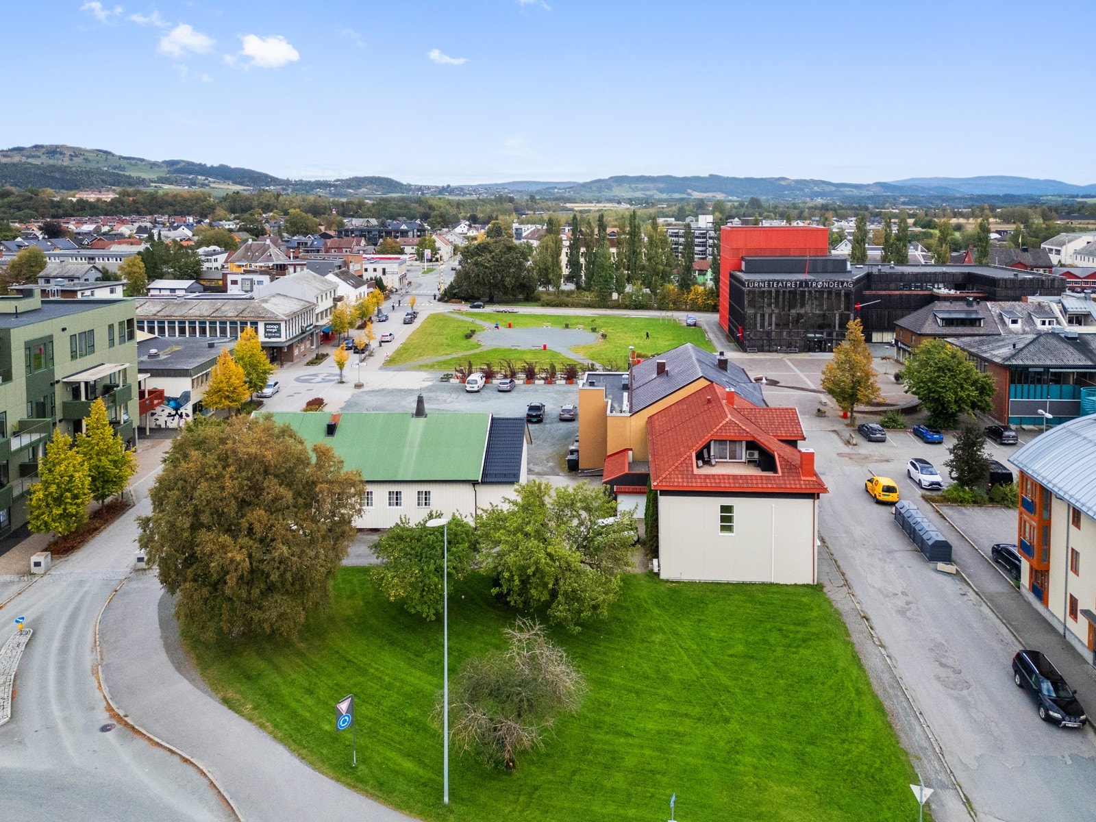 Attraktiv eiendom med både- bolig- og næringsformål og løpende leieinntekter kr. 16.000,- / mnd. til sammen på de to næringsdelene. Galleribilde