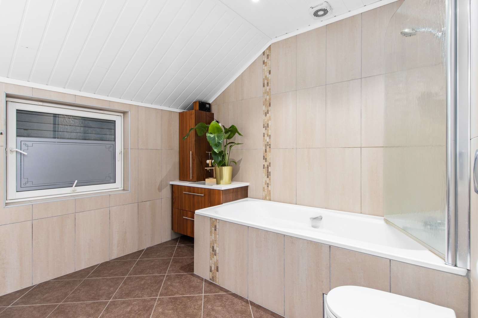 Badet er romslig med sine 8m². Galleribilde