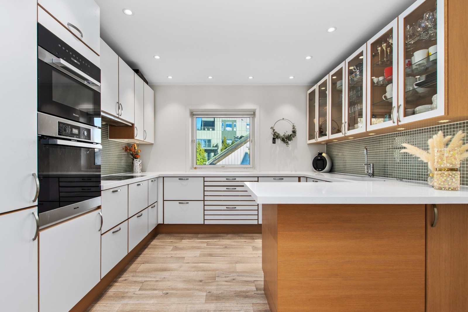 Innbydende kjøkken med integrerte hvitevarer. Galleribilde