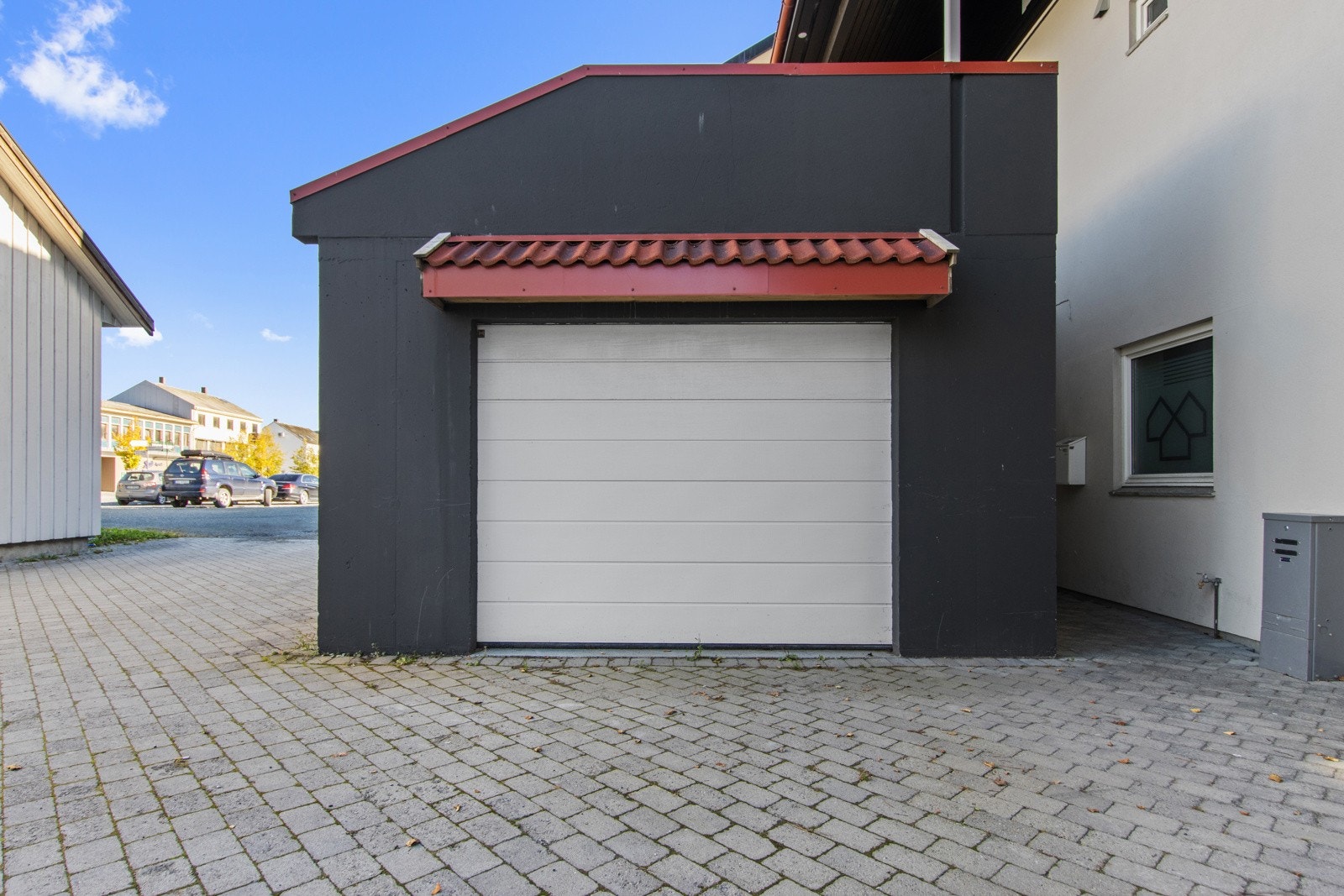 Garasje med inngang til leiligheten like ved. Galleribilde