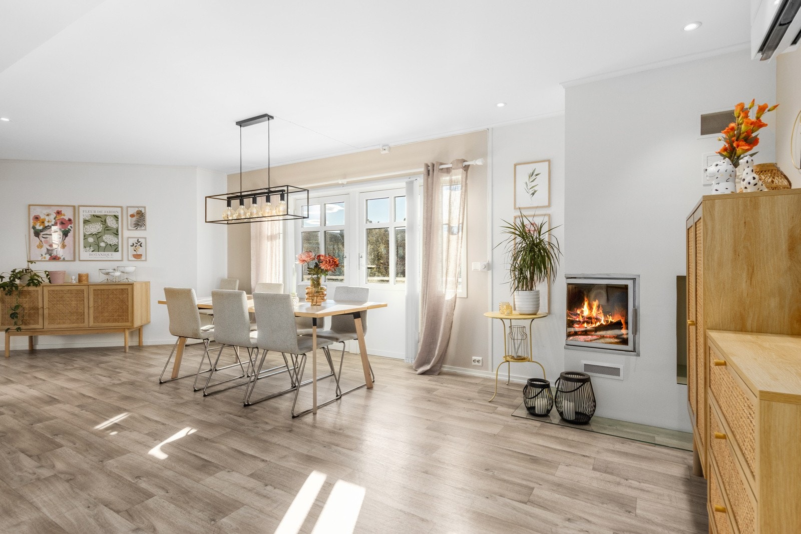 Boligen varmes opp via vedfyring (både oppe og nede), samt varmepumpe (luft-luft). Galleribilde