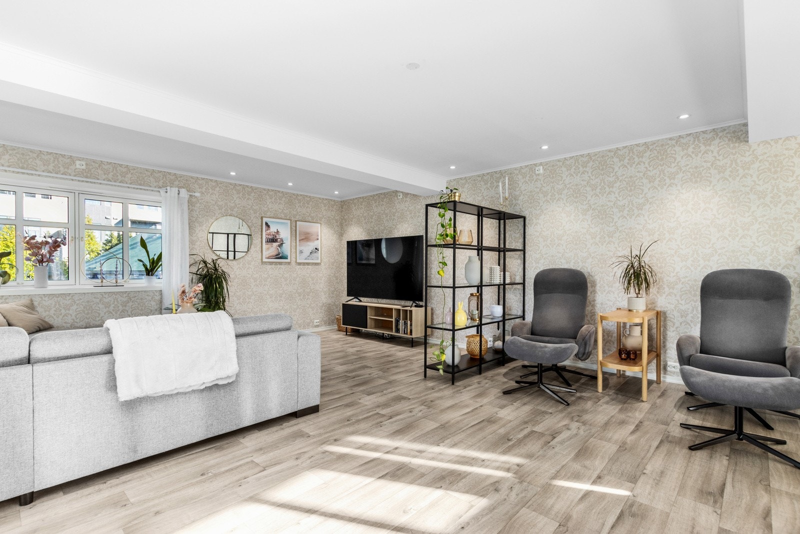 Selv bo-enheten har planløsning over 2. etasje, loft, deler av 1. etasje + kjelleren. Galleribilde