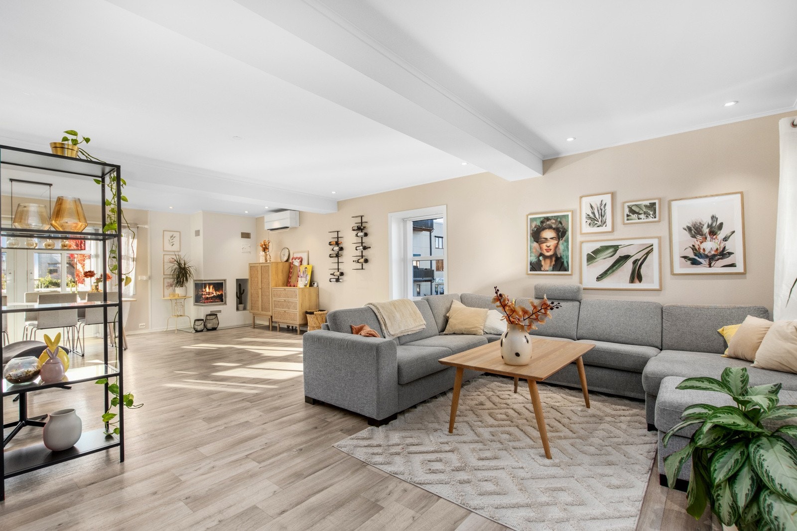 Romslig stue med flere møbleringsmuligheter. Stuen er hele 48m². Galleribilde