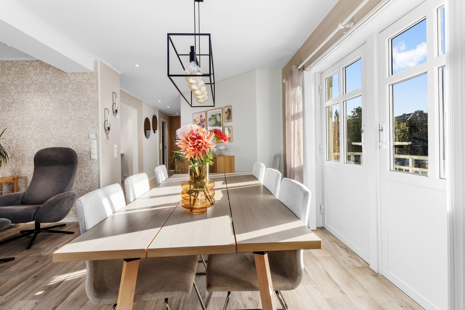 Eiendommen holder en gjennomgående høy standard, både ut- og innvendig. Galleribilde