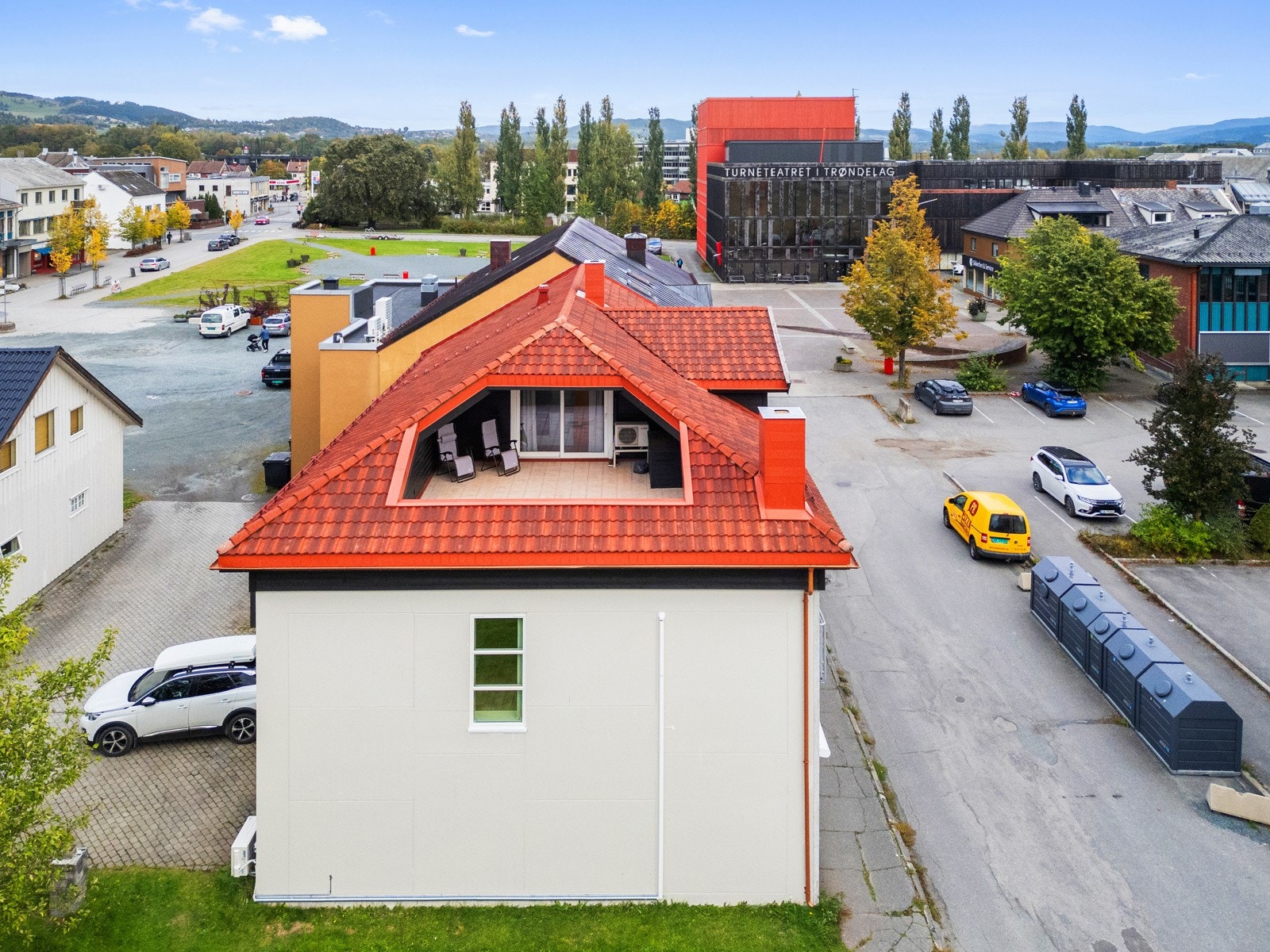 Nå har du en unik mulighet til å sike deg en eiendom med mange valgmuligheter, solid struktur og en gunstig kombinasjon av bruksverdi og inntektsmuligheter. Galleribilde