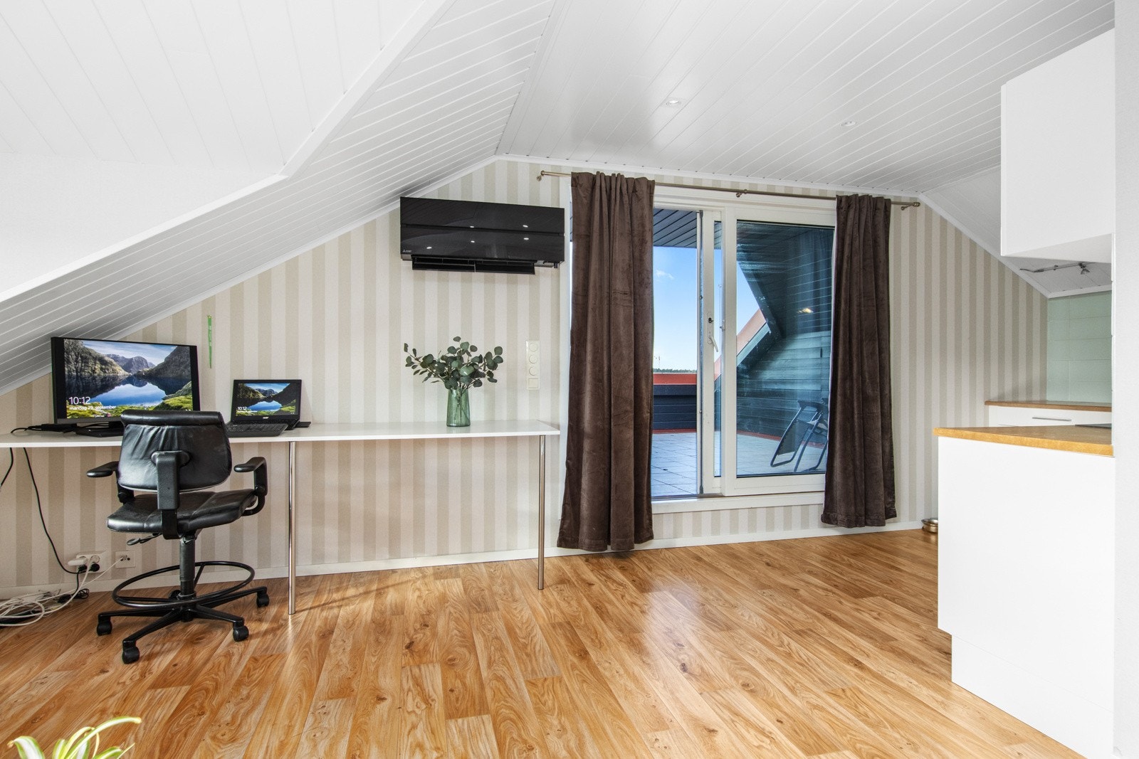 Delvis åpen stue/kjøkkenløsning på ca. 34m². Utgang til romslig terrasse. Galleribilde