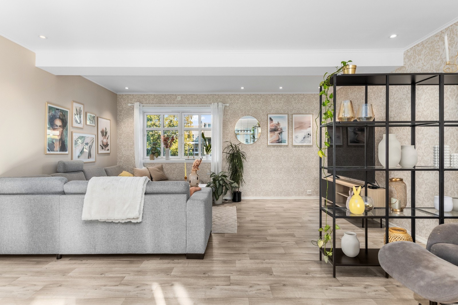 Hovedetasjen inneholder gang/trapperom, gang, bad, 2 soverom, kontor, kjøkken og stue. Utgang til balkong og takterrasse. Galleribilde