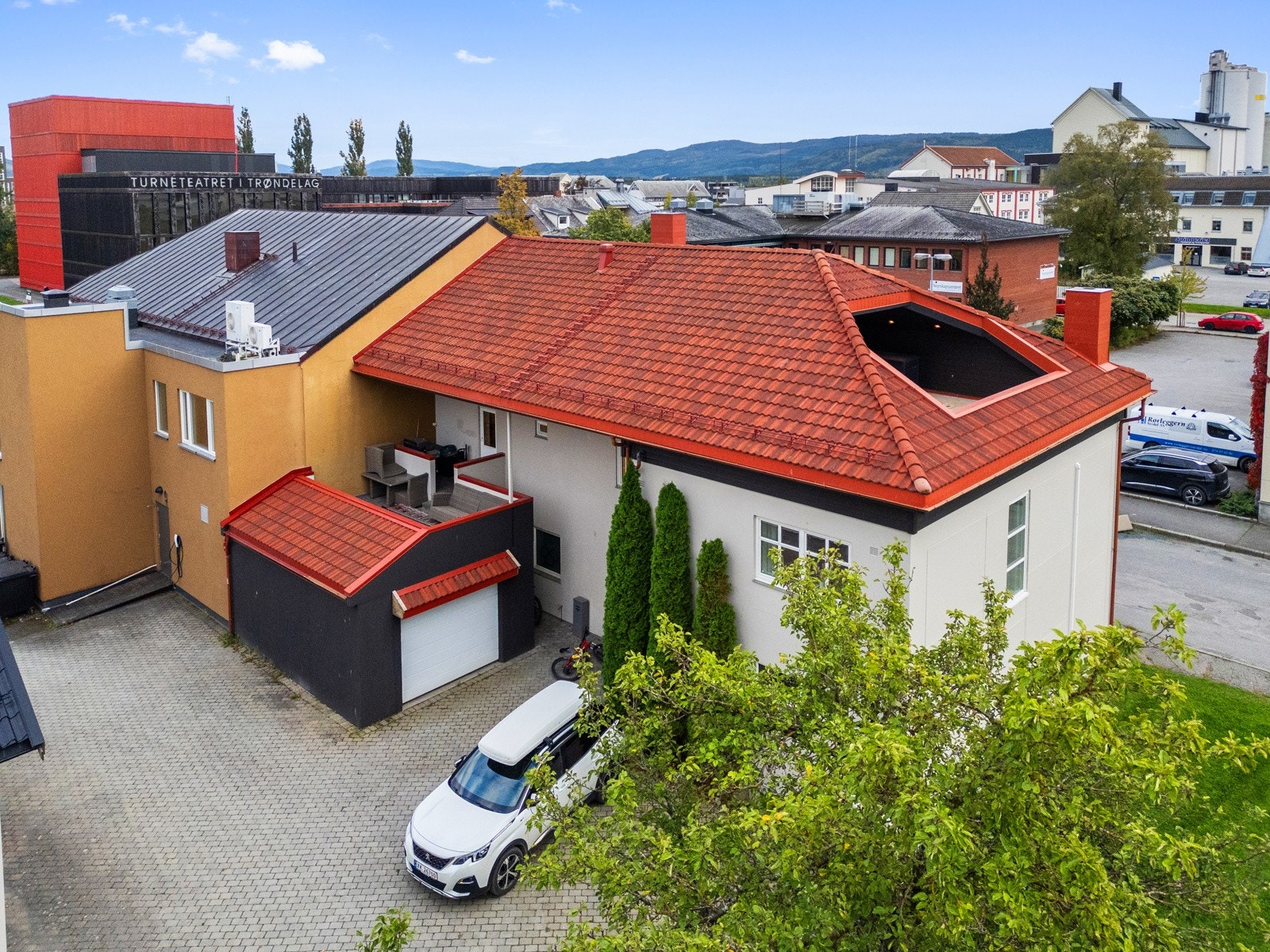 Steinbelagt inngangsparti / gårdsplass. Galleribilde