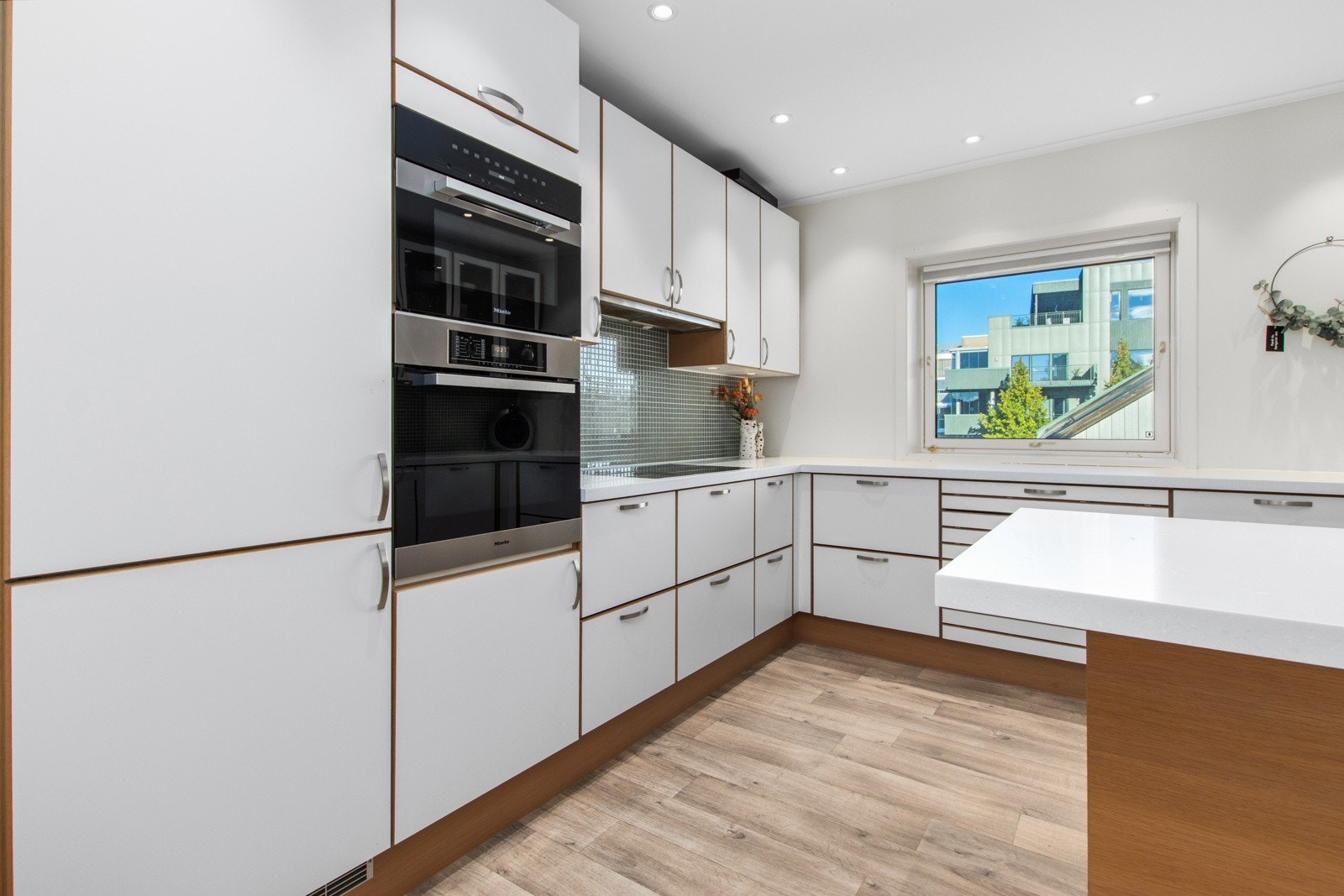 Meget god skap- og benkeplass på kjøkkenet. Galleribilde