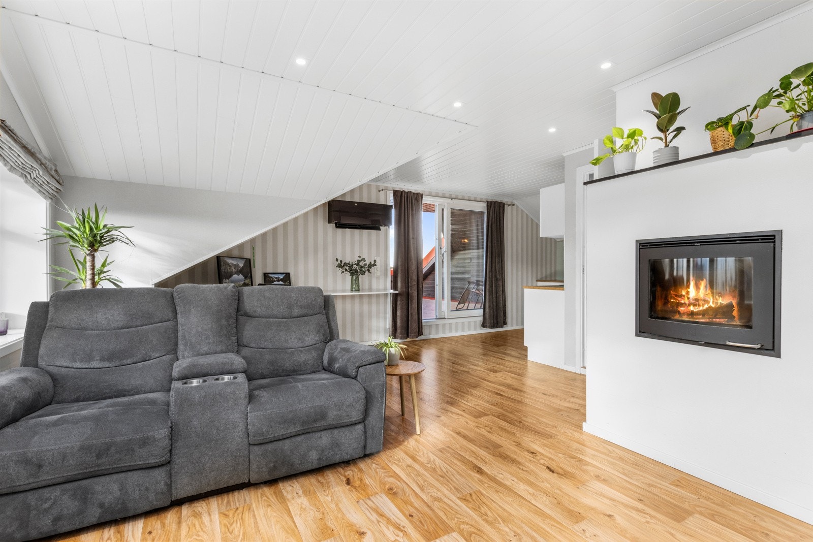 Loftsetasjen inneholder alle funksjoner en komplett bo-enhet trenger: stue, kjøkken, bad, soverom og kontor (benyttet som soverom). Galleribilde