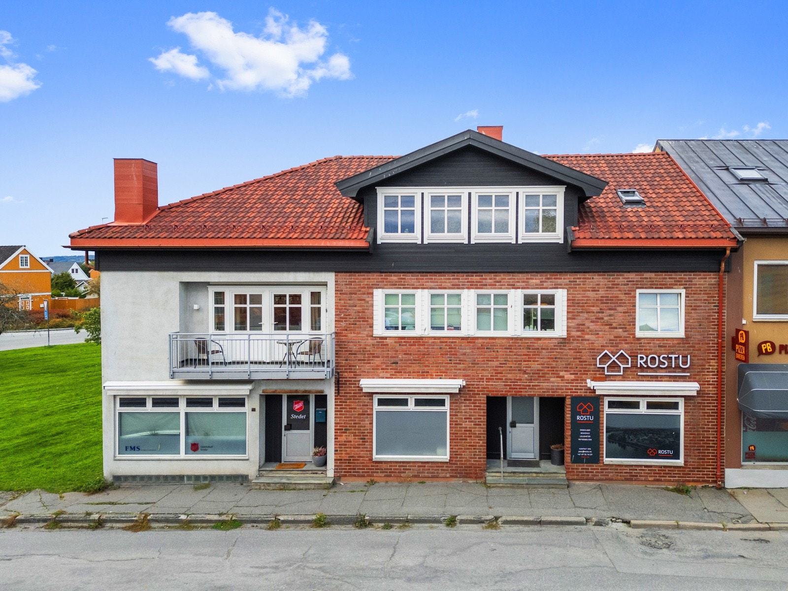 Fasade mot gateplan med god eksponering for ev. næring. Galleribilde