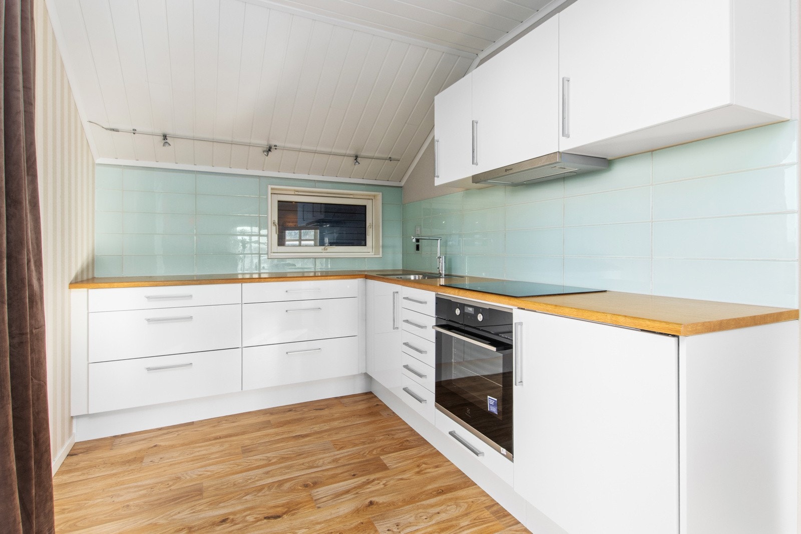 Flott kjøkken i loftsetasjen, naturlig adskilt fra stuen. Galleribilde