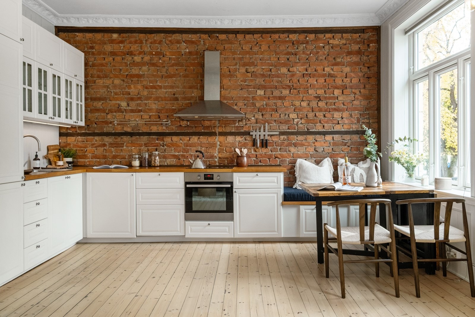 Kjøkkeninnredning med profilerte fronter og heltre benkeplate med nedfelt vask- og skyllekum. Galleribilde