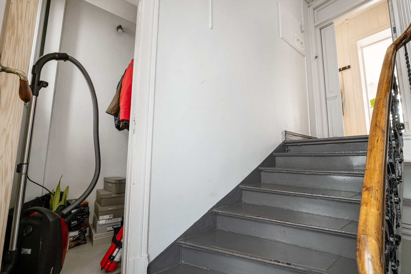 Halv etasje ned fra leiligheten har du en praktsik bod. Galleribilde