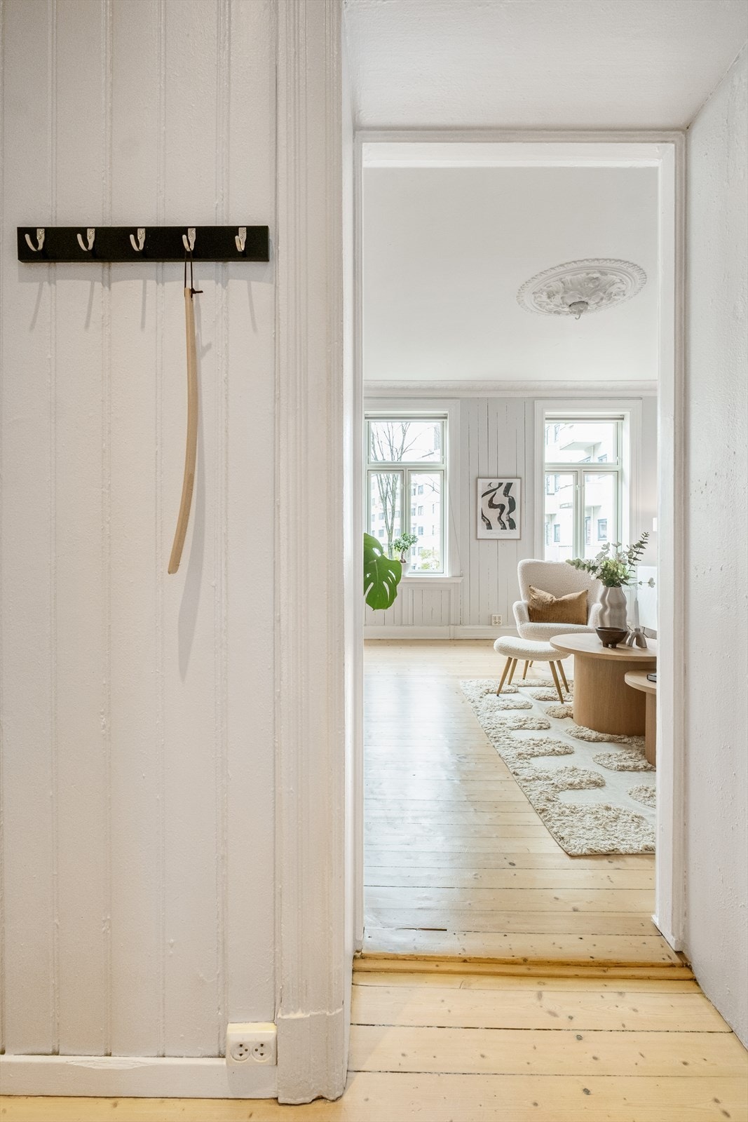 Plass til sko og yttertøy. Galleribilde