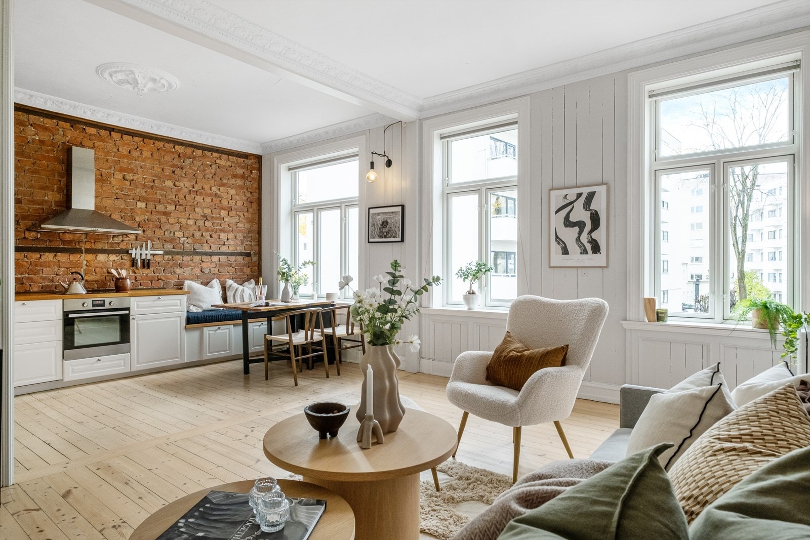 Nordvik v/Moestue har gleden av å presentere en lys og klassisk 2R med rosett, stukkatur og god takhøyde. Svært attraktiv beliggenhet på ettertraktede Frogner/Gimle. Husk visningspåmelding! Galleribilde
