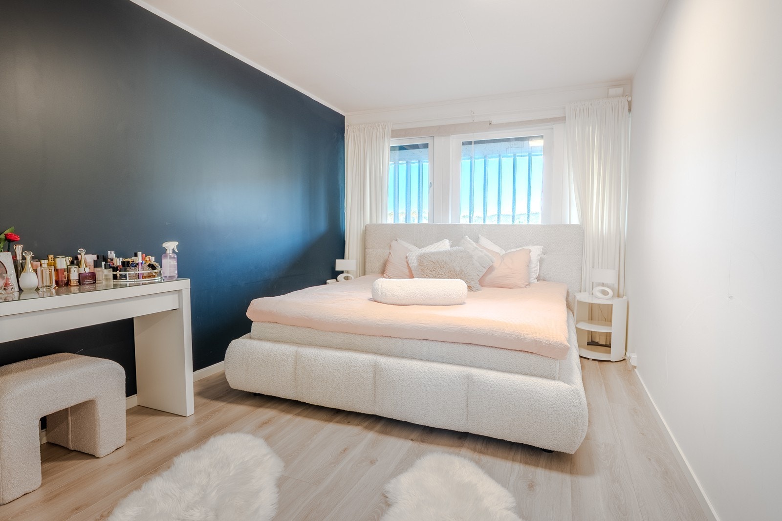 Stort hovedsoverom med utgang til balkong Galleribilde