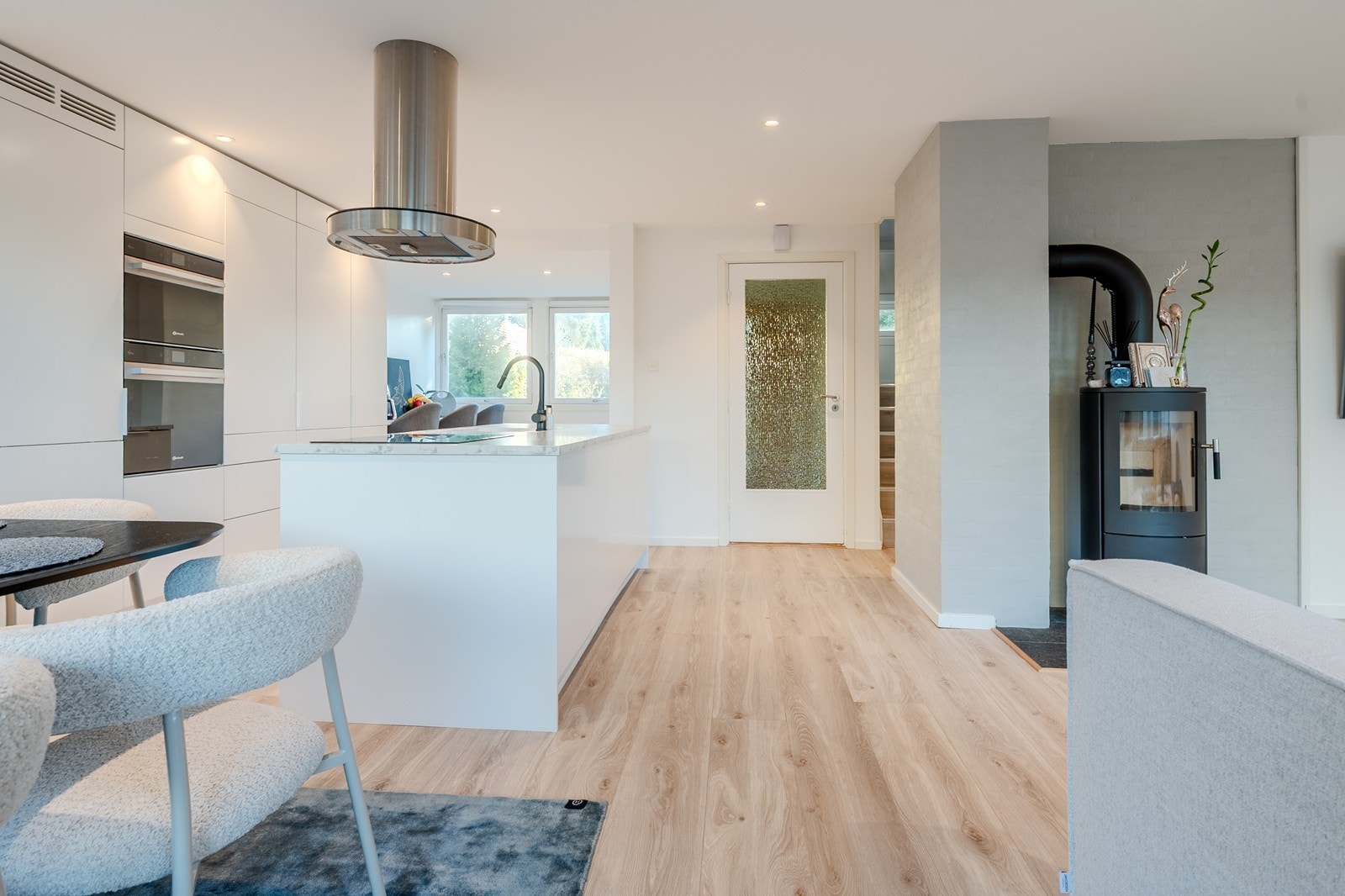 Nyere, stilrent kjøkken Galleribilde