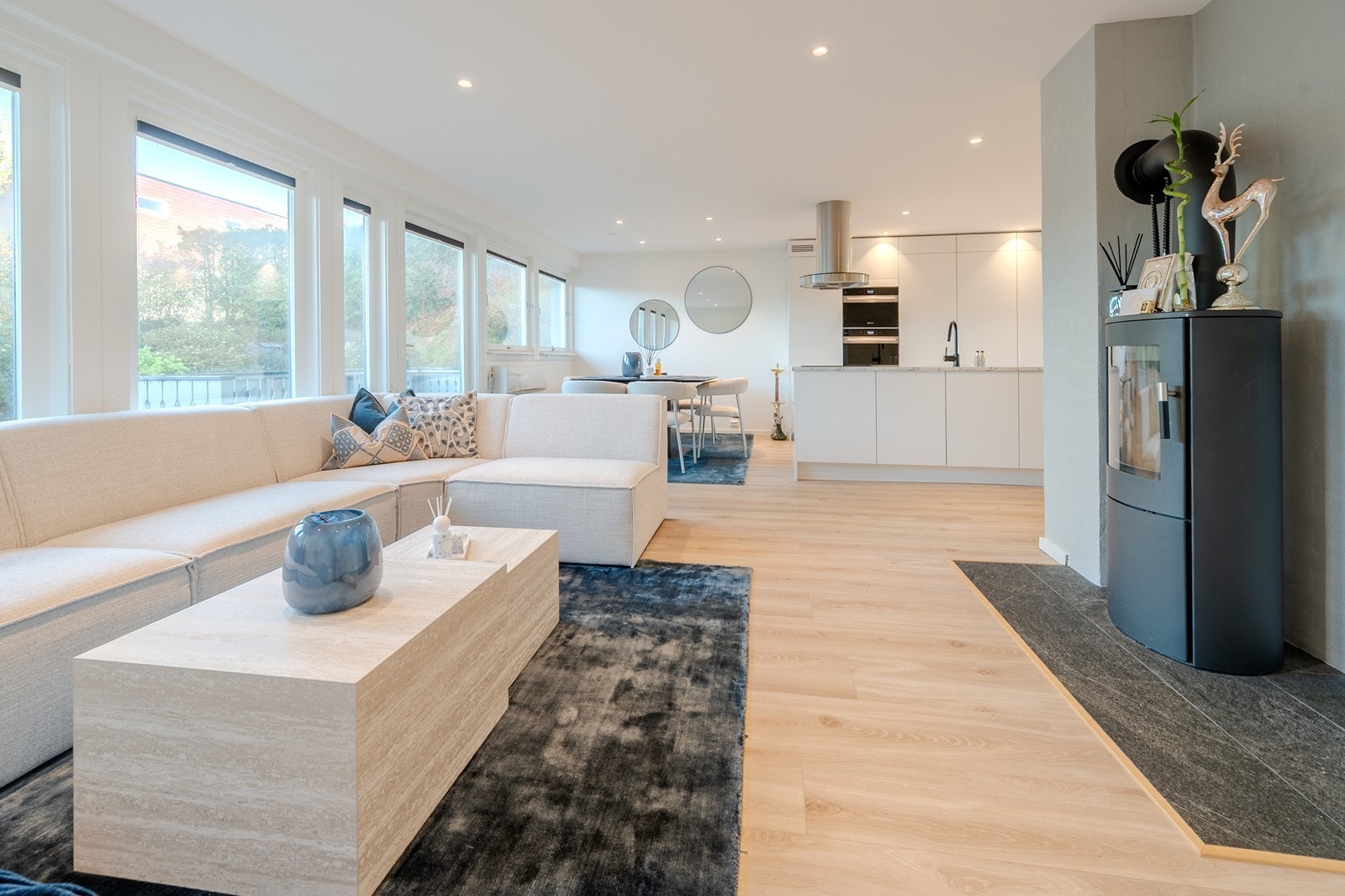 Stort sosialt allrom med utgang til terrasse og hage Galleribilde