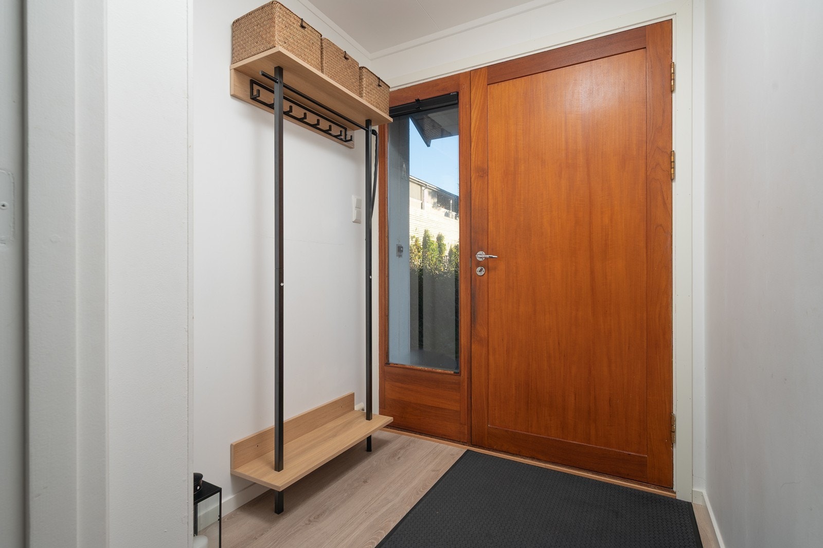 Hyggelig entré med fin plass til tøyoppheng Galleribilde