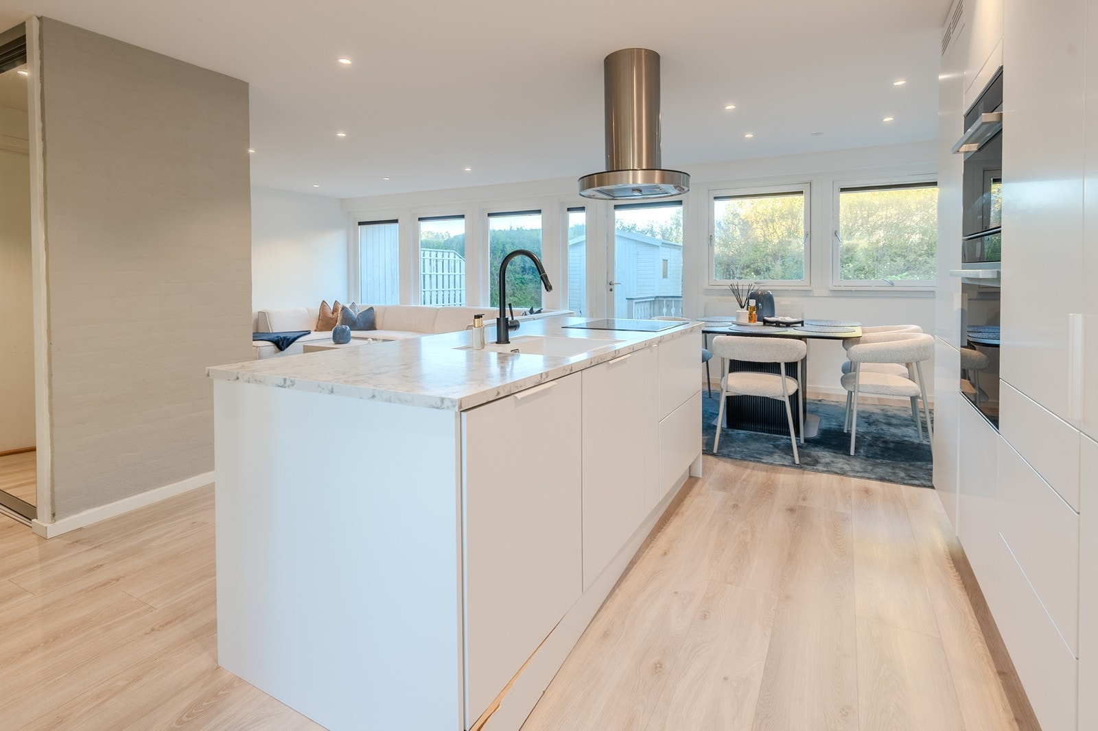 Store vindusflater gir godt med naturlig lysinnslipp Galleribilde