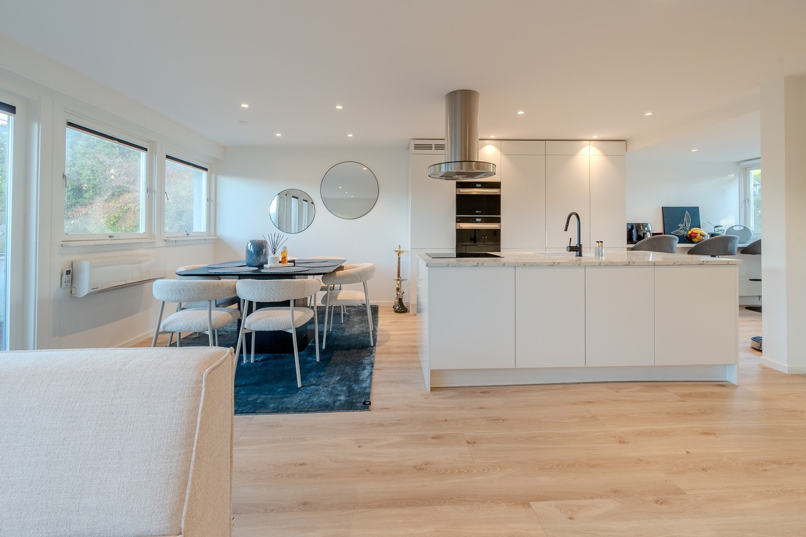 Åpen løsning mellom stue, spiseplass og kjøkken Galleribilde