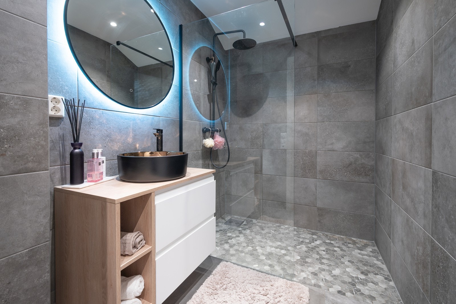 Lekkert helfliset bad med regndusj Galleribilde