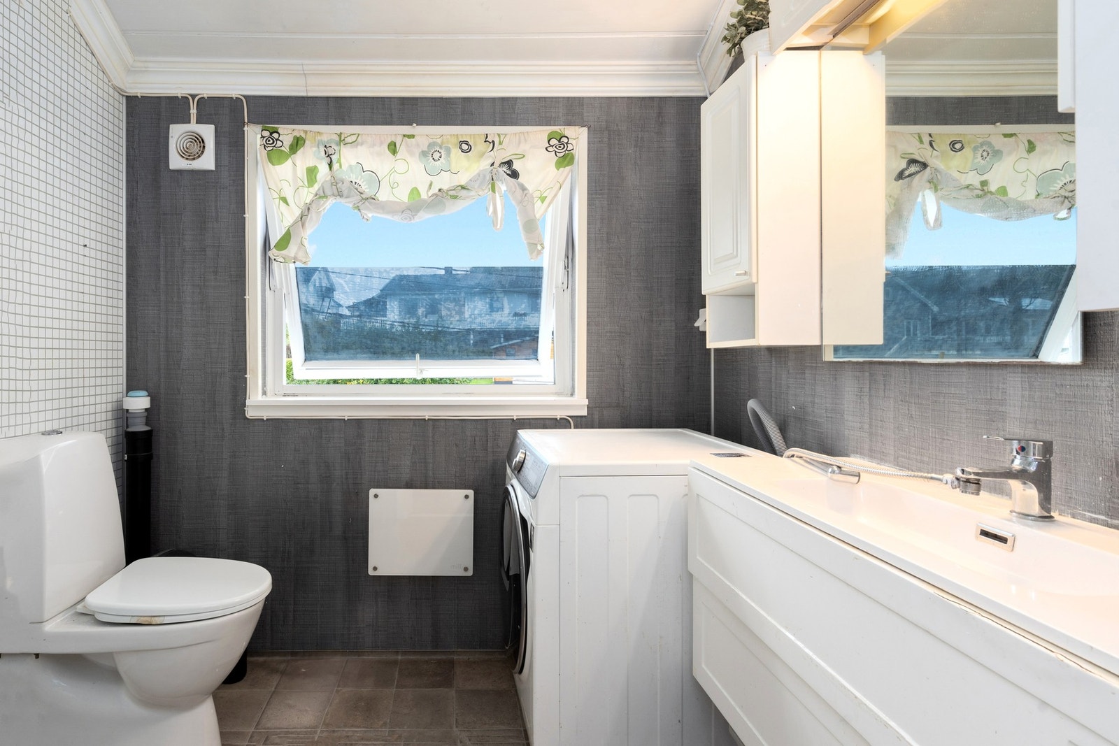 Badet i kjelleren inneholder innredning med nedfelt servant, toalett, dusjkabinett og opplegg for vaskemaskin. Galleribilde