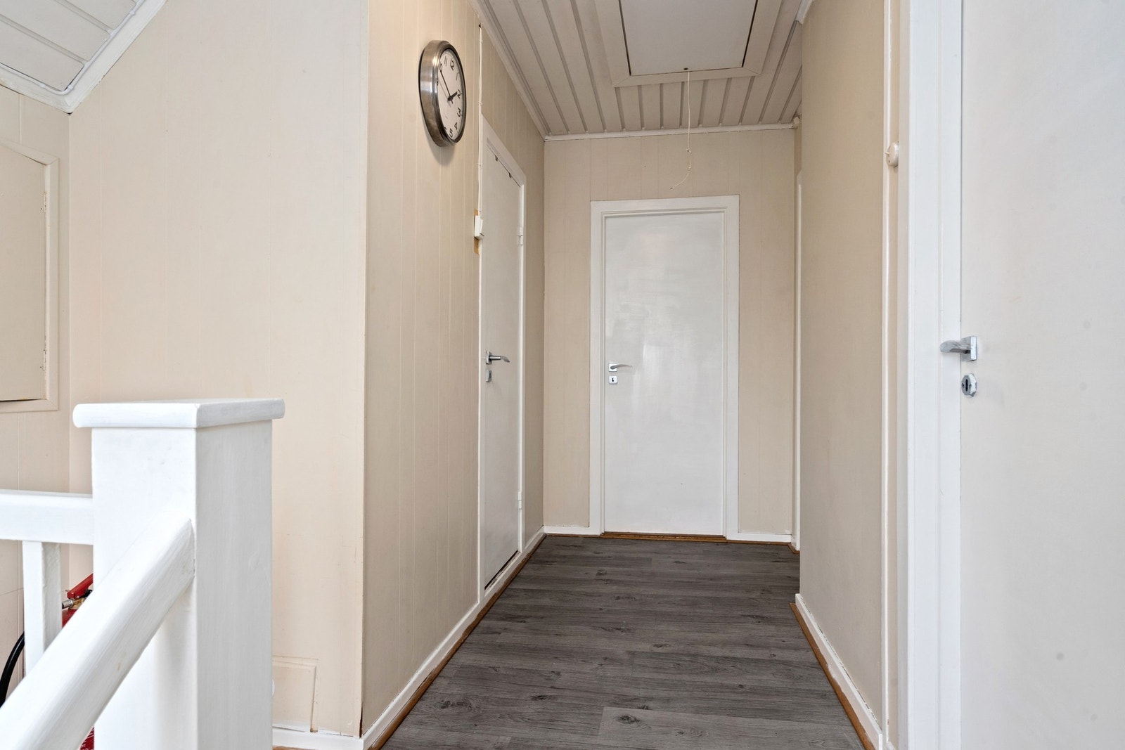Fra trappen kommer du opp til en gang som binder alle rommene sammen. Galleribilde