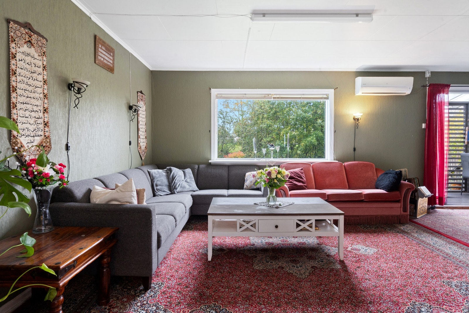 Stuen er av god størrelse, som gjør det enkelt å møblere etter eget ønske. Galleribilde