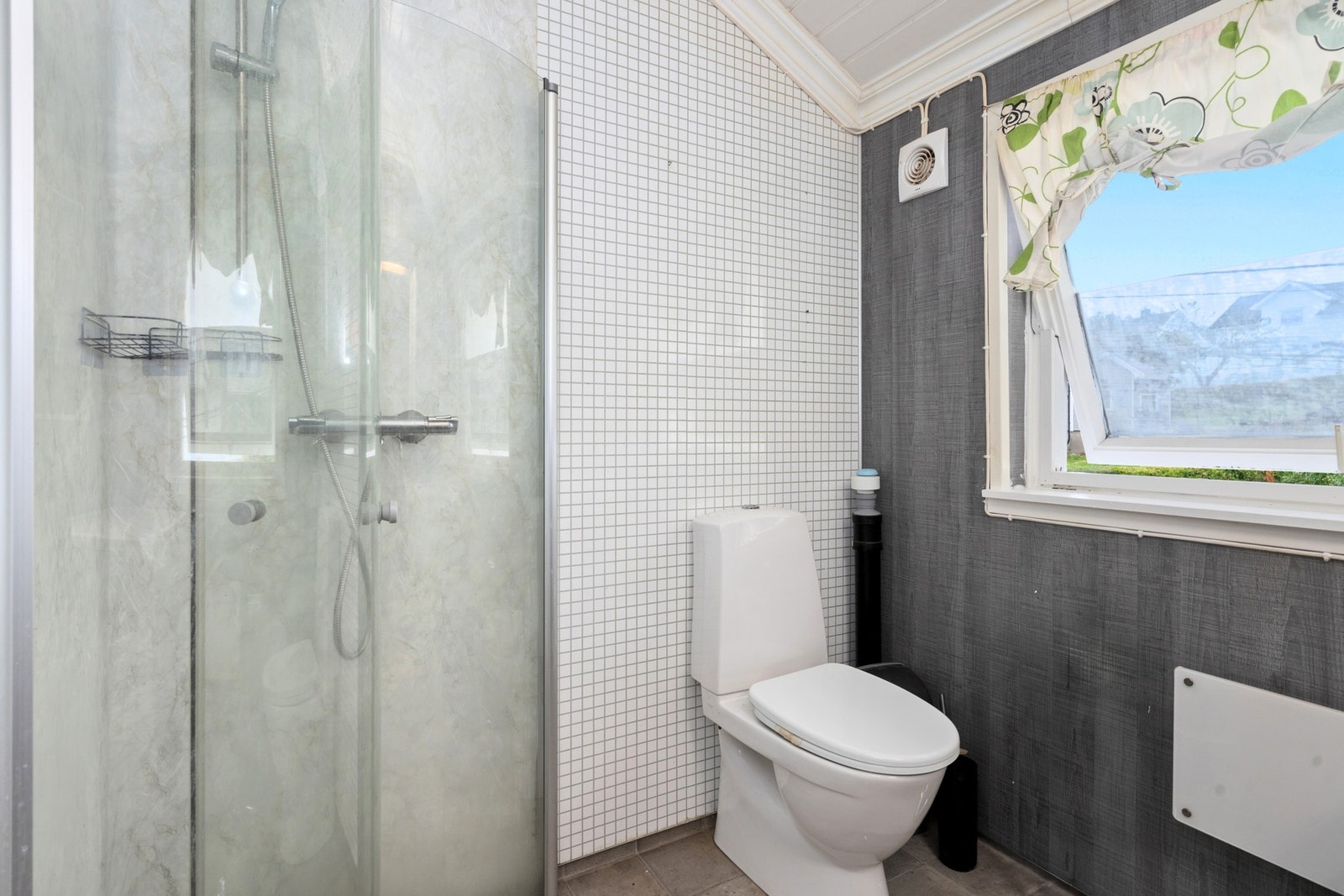 Badet i 2. etasje inneholder innredning med nedfelt servant, toalett, og dusjhjørne med innfellbare dusjdører. Galleribilde