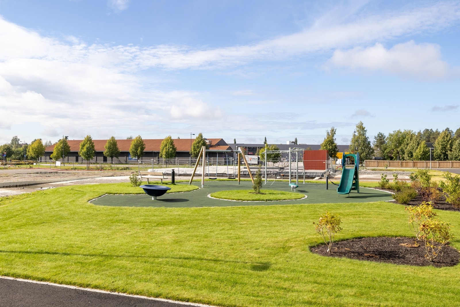 Kanalparken byr på attraktive grøntarealer og det legges stor vekt på pent opparbeidede uteområder i parken. Galleribilde
