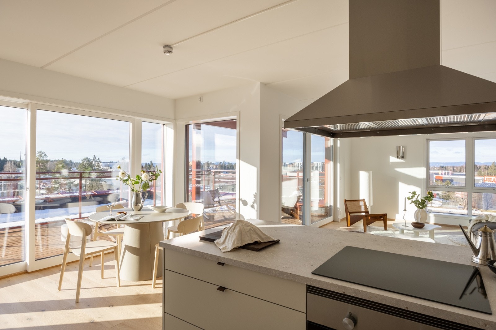 Praktisk åpen kjøkkenløsning vendt mot stue. Galleribilde