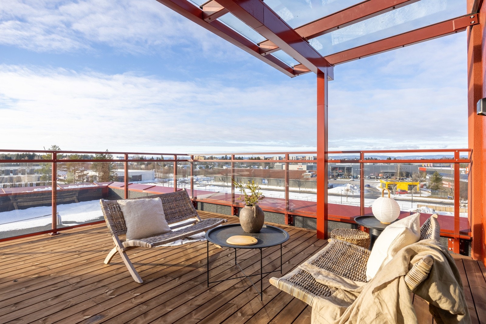 Utgang fra stue/kjøkken til egen privat takterrasse på hele 56 kvm. Galleribilde