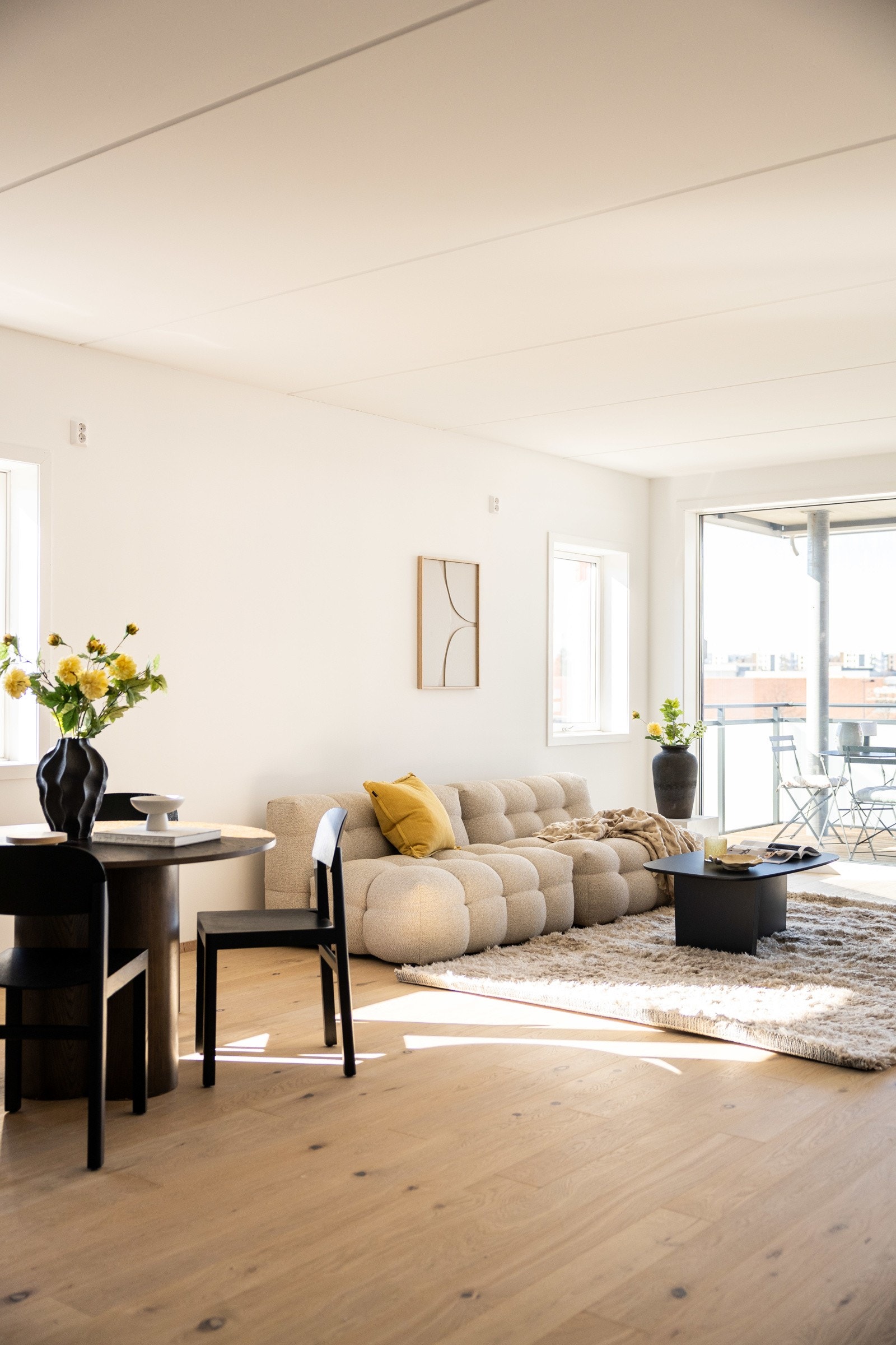 Leiligheten har store vindusflater som skaper en lun atmosfære. Galleribilde