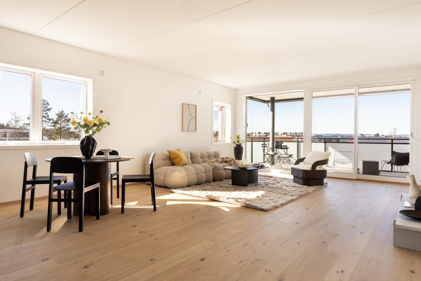 Praktisk planløsning med moderne kjøkkeninnredning vendt mot stue. Galleribilde