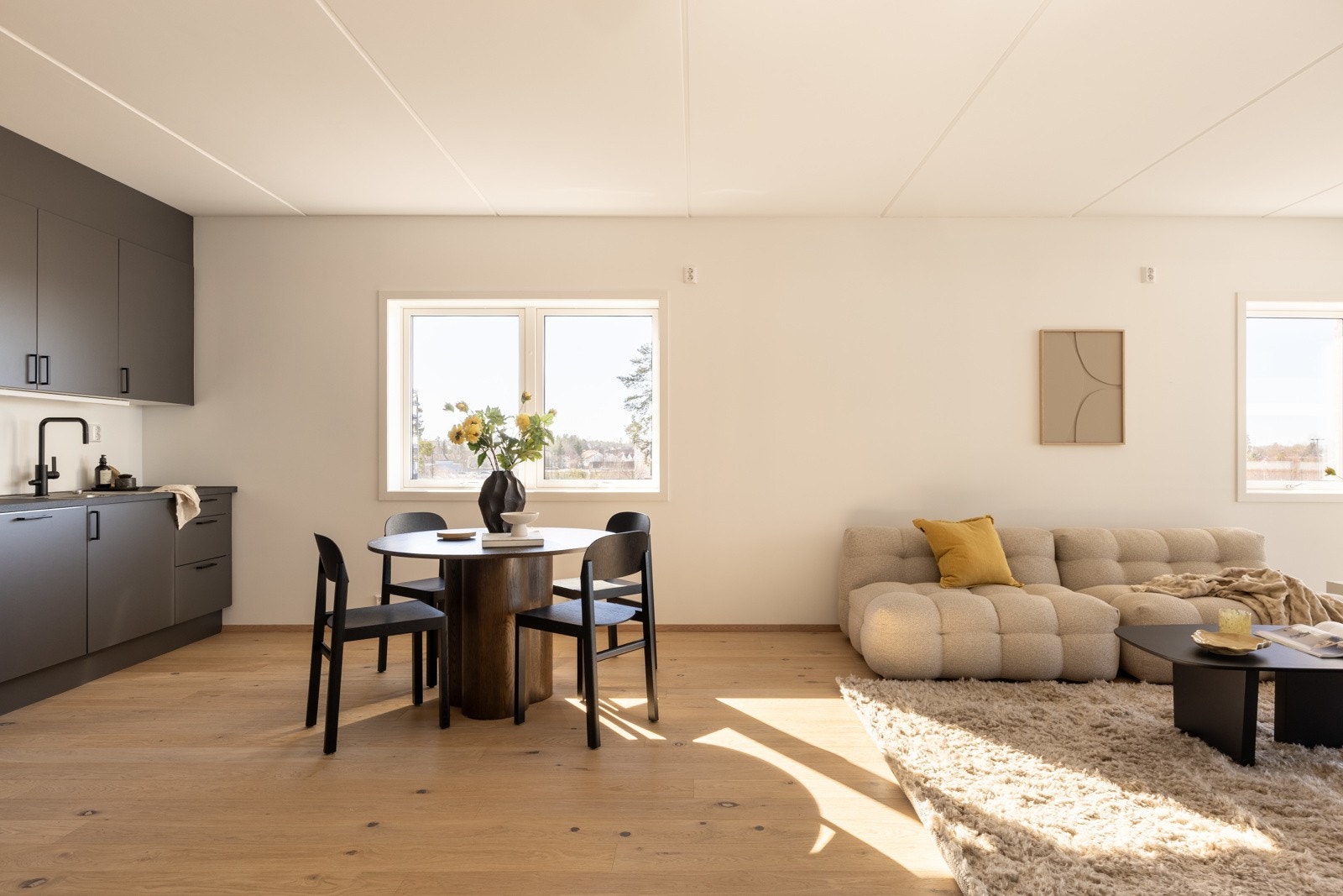 Stort oppholdsrom med plass til både stor sofa- og spiseseksjon. Galleribilde