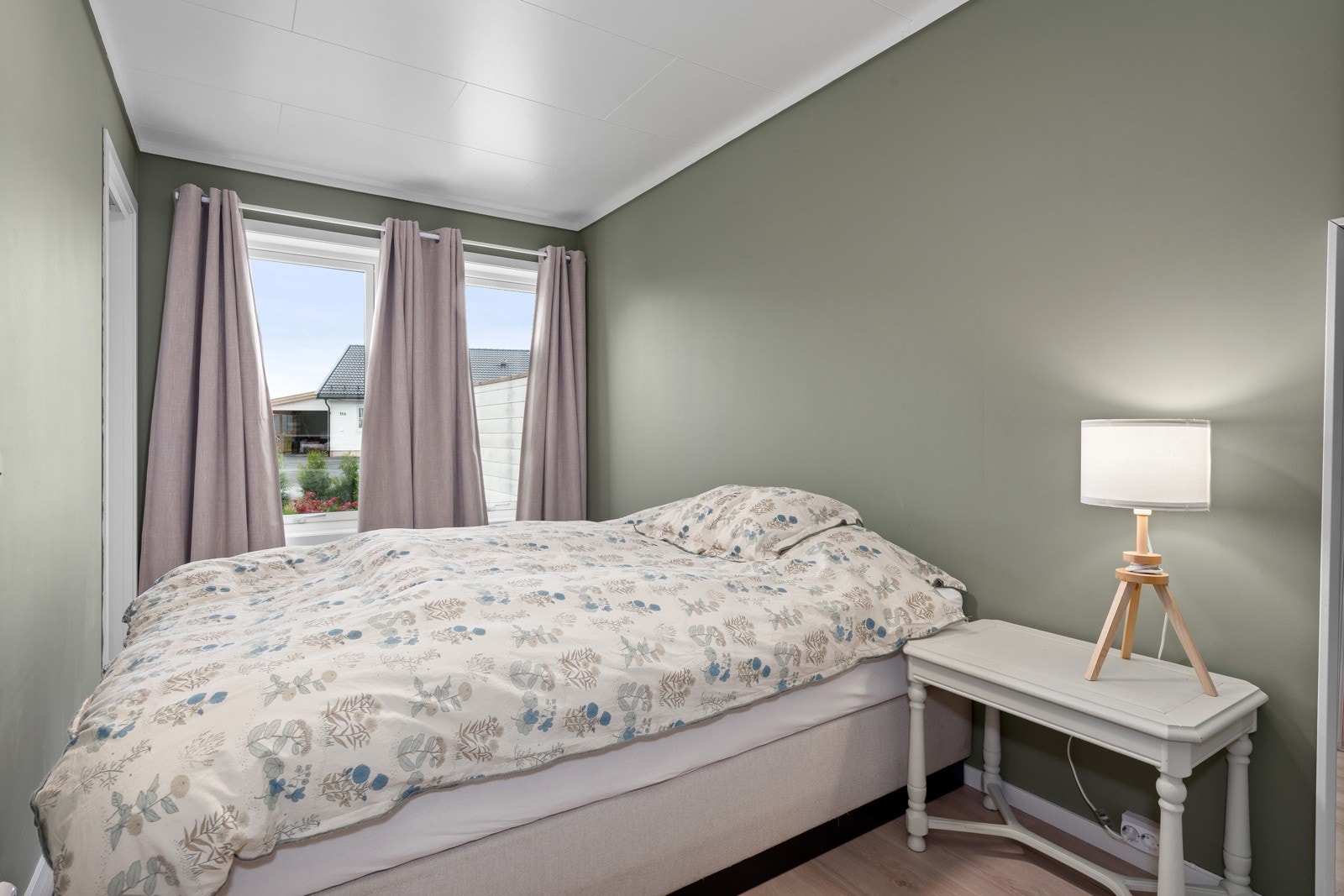 Soverom med praktisk planløsning, god garderobeplass og to adkomstdører til stuen Galleribilde