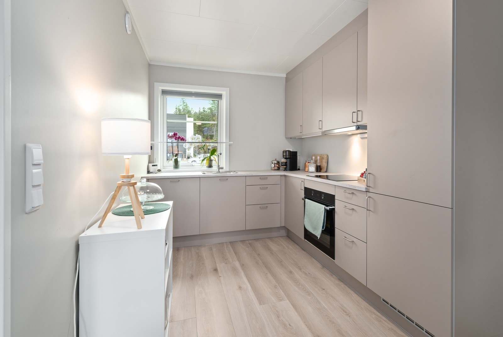 Leiligheten er betydelig påkostet i forhold til standardleveransen fra utbygger. Blant annet er kjøkkenet oppgradert, og det er montert integrerte hvitevarer Galleribilde