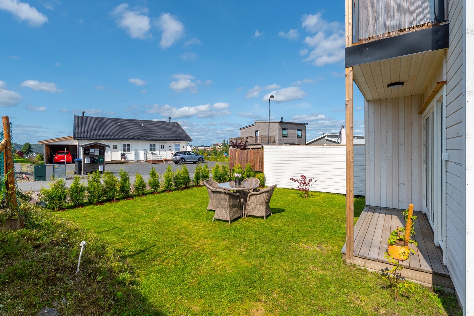Deler av utsikten fra leiligheten. Her ser man deler av det "nye" boligfeltet, Blakstadheia Terrasse. Galleribilde