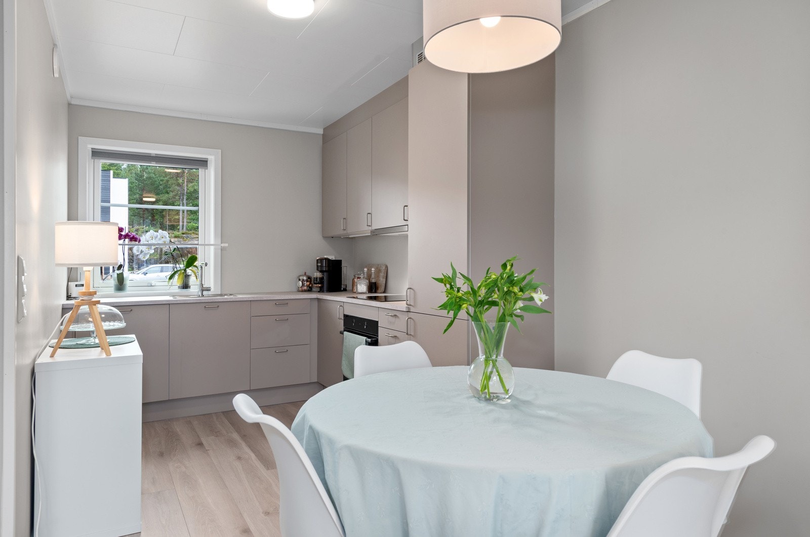 Kjøkkeninnredningen er levert av HTH kjøkken. Galleribilde