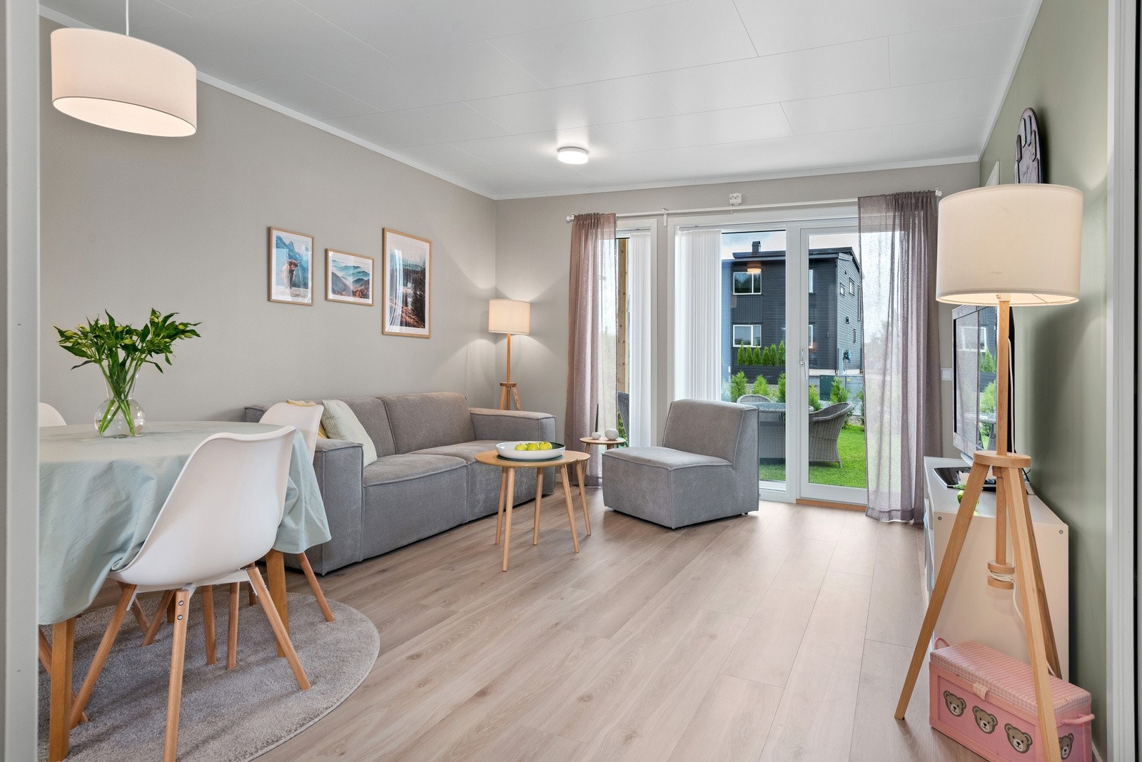 Stue med utgang til hage og uteområdet. Galleribilde