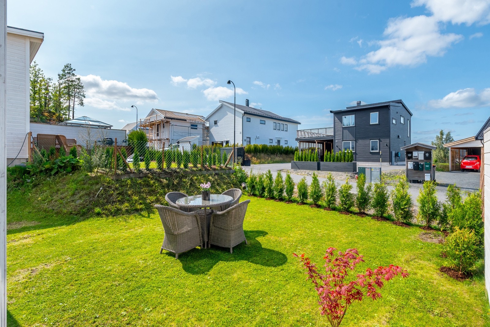 Leiligheten har opparbeidet hage med kveldssol til ca. kl. 21.30 sommerstid. Galleribilde