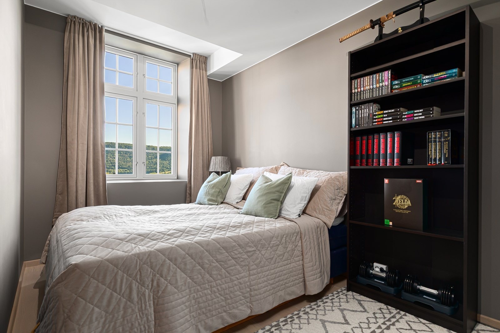 Soverom 2 har god plass til dobbeltseng og annen innredning Galleribilde