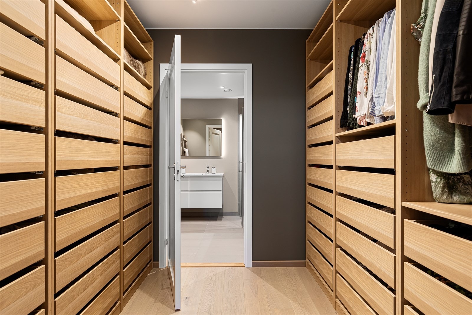 Garderoberommet har eksklusiv innredning med svært gode oppbevaringsmuligheter Galleribilde