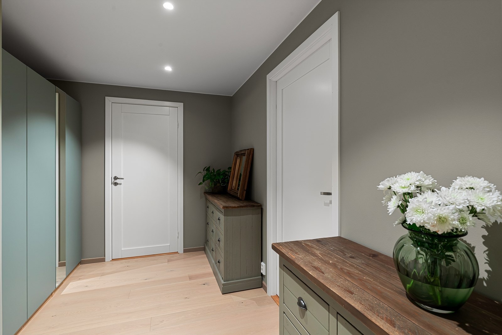 Leiligheten har en innbydende entré med downlights i himling og gode oppbevaringsmuligheter i garderobeskap Galleribilde